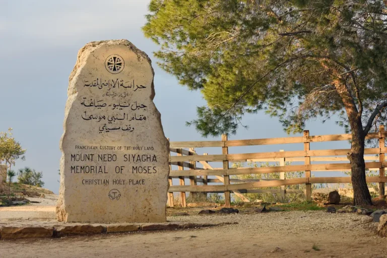 Gunung Nebo. Sumber Foto: Shutterstock